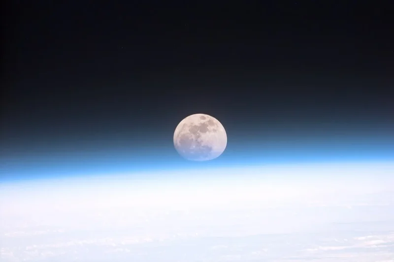 En 1958, Estados Unidos planeó hacer estallar una bomba atómica en la Luna para que se viera desde la Tierra: el plan, con Carl Sagan en el equipo, fue secreto hasta el año 2000