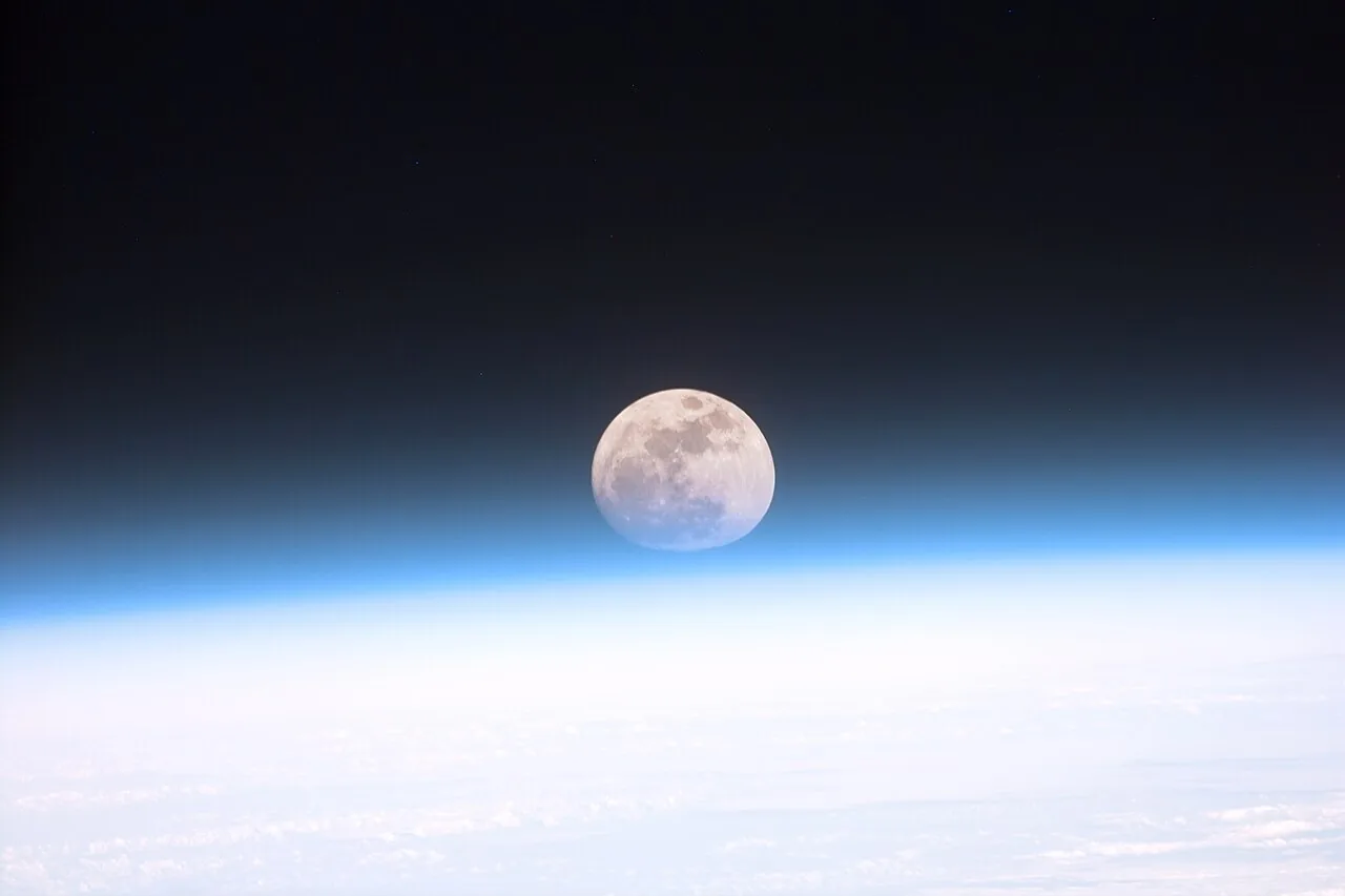 En 1958, Estados Unidos planeó hacer estallar una bomba atómica en la Luna para que se viera desde la Tierra: el plan, con Carl Sagan en el equipo, fue secreto hasta el año 2000
