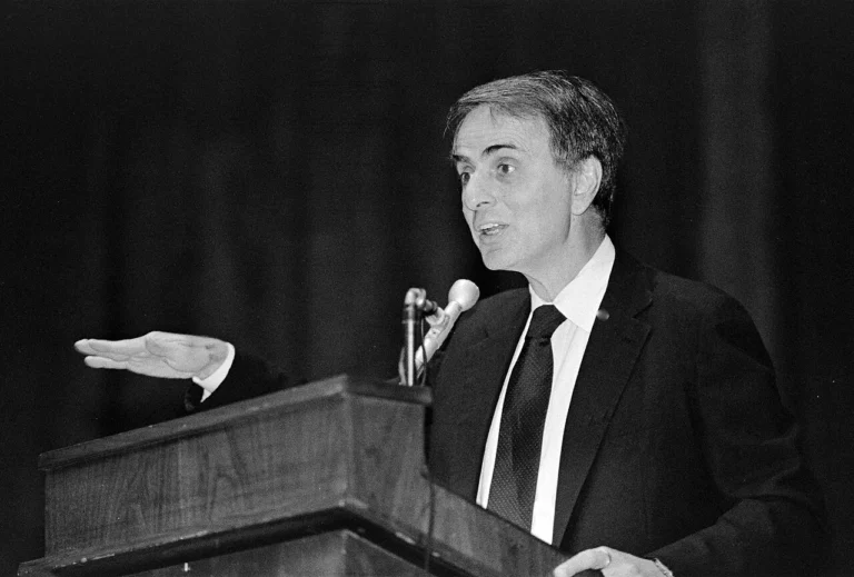 En 1958, Estados Unidos planeó hacer estallar una bomba atómica en la Luna para que se viera desde la Tierra: el plan, con Carl Sagan en el equipo, fue secreto hasta el año 2000