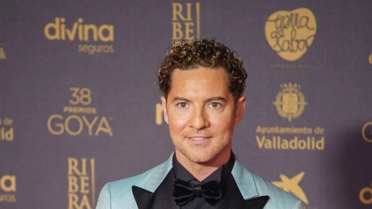 David Bisbal (47 años), en El Hormiguero: «Para calmarme me abrazo a ella», su remedio contra los nervios con Rosanna Zanetti