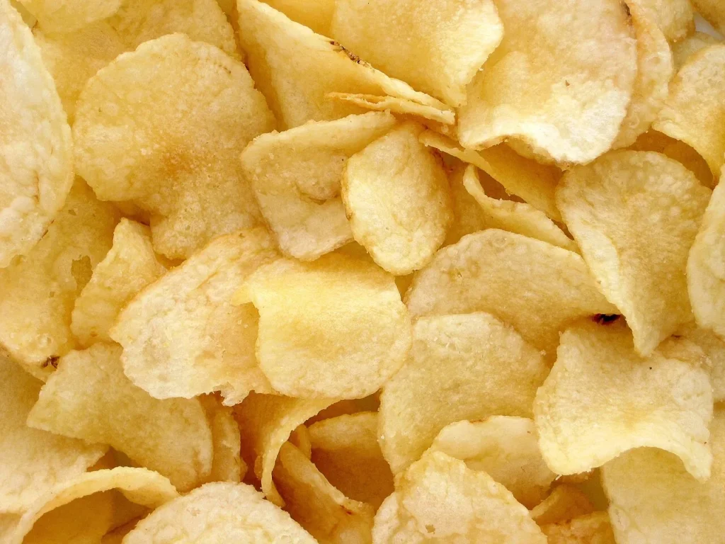 En 1853, un cocinero se hartó de un cliente que devolvía sus patatas y las cortó finísimas: así nació la leyenda de las chips, aunque la receta es anterior