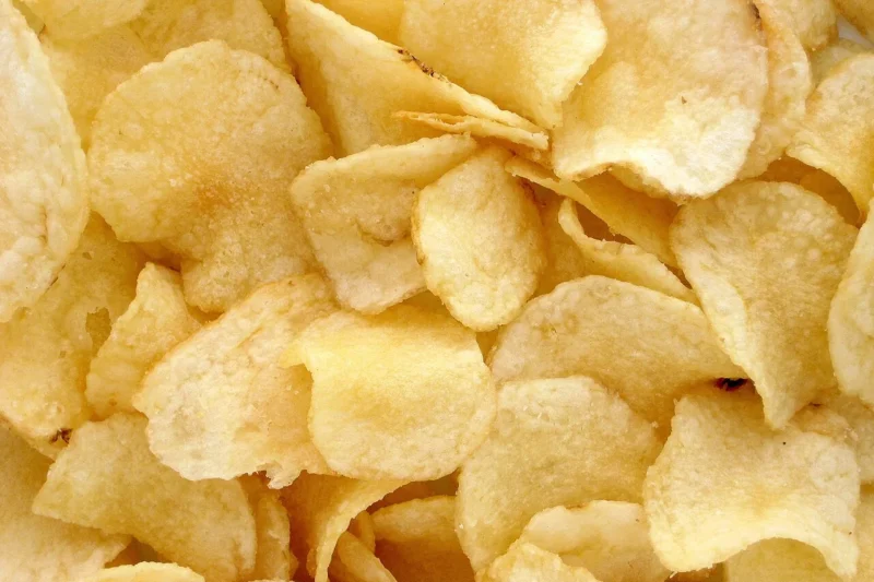 En 1853, un cocinero se hartó de un cliente que devolvía sus patatas y las cortó finísimas: así nació la leyenda de las chips, aunque la receta es anterior