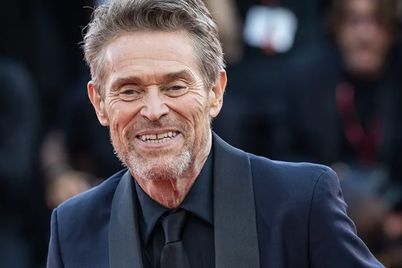 Willem Dafoe, actor (71 años): «Nunca soy más feliz que fregando los platos (…) o haciendo tareas sencillas»: la granja italiana donde acuesta cada noche a 35 cabras y ovejas