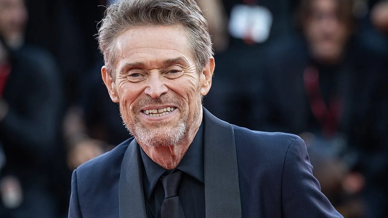 Willem Dafoe, actor (71 años): «Nunca soy más feliz que fregando los platos (…) o haciendo tareas sencillas»: la granja italiana donde acuesta cada noche a 35 cabras y ovejas