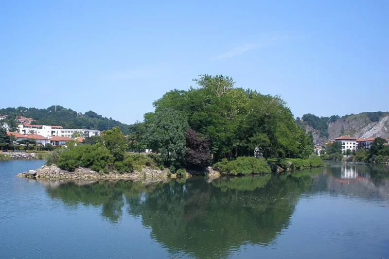6.820 metros cuadrados y dos dueños: la isla del Bidasoa que es española de febrero a julio y francesa de agosto a enero