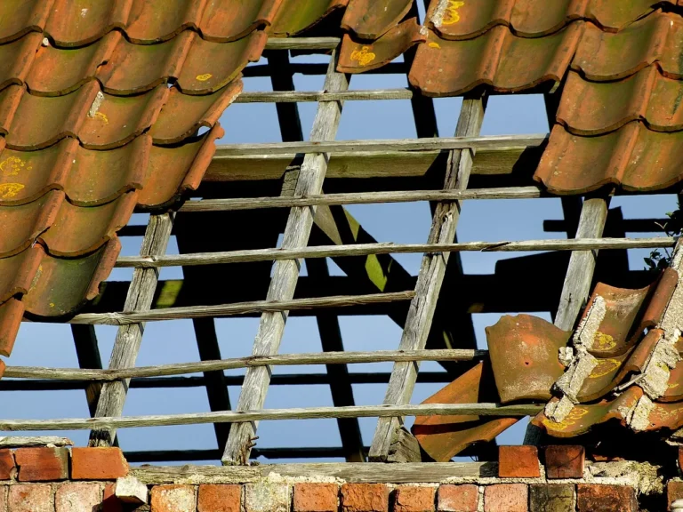 La Ley de Propiedad Horizontal lo confirma: puedes reclamar a la comunidad los daños por goteras en tu casa o garaje
