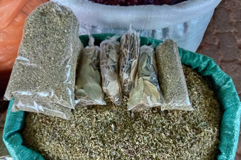 Hojas de laurel en la despensa contra gorgojos y polillas: para qué sirve el truco de las abuelas y qué dice la ciencia