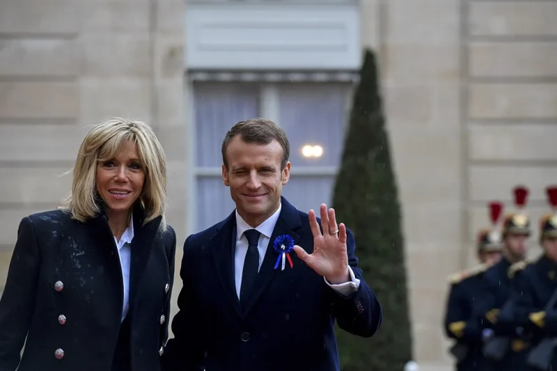 Así fue la cena de gala de los Reyes con los Macron: el vestido de Letizia, el abrigo de Brigitte, el menú de Joan Roca y el revés del Senado a mitad de la noche