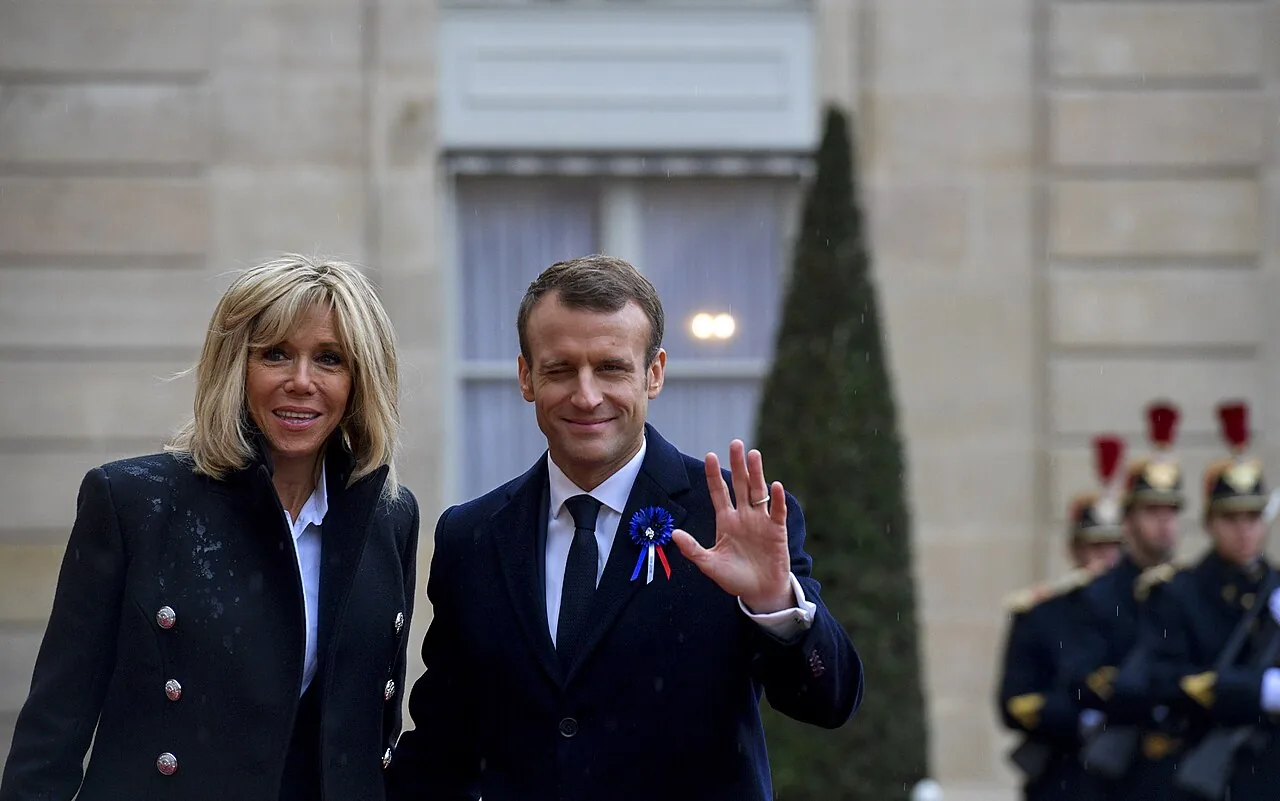Así fue la cena de gala de los Reyes con los Macron: el vestido de Letizia, el abrigo de Brigitte, el menú de Joan Roca y el revés del Senado a mitad de la noche