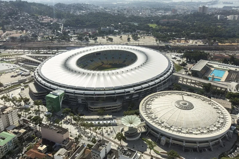 En 1950, Brasil levantó en menos de dos años el Maracaná, donde se apiñaron casi 200.000 personas: el estadio que acabó siendo escenario de su mayor tragedia futbolística