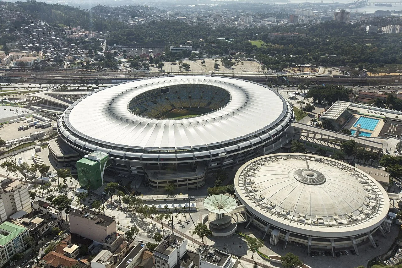 En 1950, Brasil levantó en menos de dos años el Maracaná, donde se apiñaron casi 200.000 personas: el estadio que acabó siendo escenario de su mayor tragedia futbolística