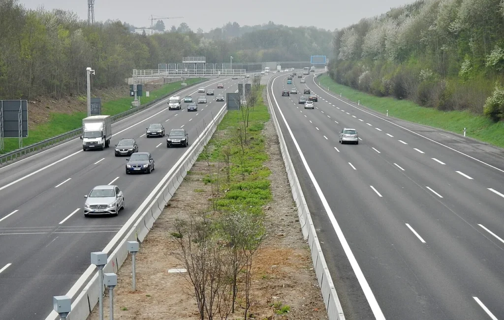 Un desconocido puso una señal falsa de 70 km/h junto a un radar en Alemania: casi 400 conductores fotografiados y todas las multas anuladas