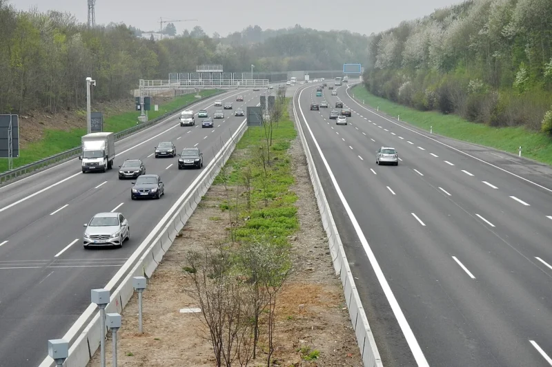 Un desconocido puso una señal falsa de 70 km/h junto a un radar en Alemania: casi 400 conductores fotografiados y todas las multas anuladas