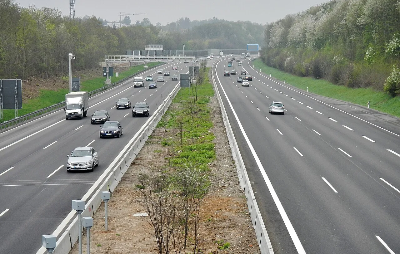 Un desconocido puso una señal falsa de 70 km/h junto a un radar en Alemania: casi 400 conductores fotografiados y todas las multas anuladas