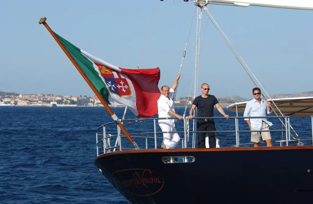 Un volcán falso con búnker, siete piscinas y una gruta de Neptuno: así es Villa Certosa, la casa de Berlusconi que los Al Thani han comprado por 350 millones