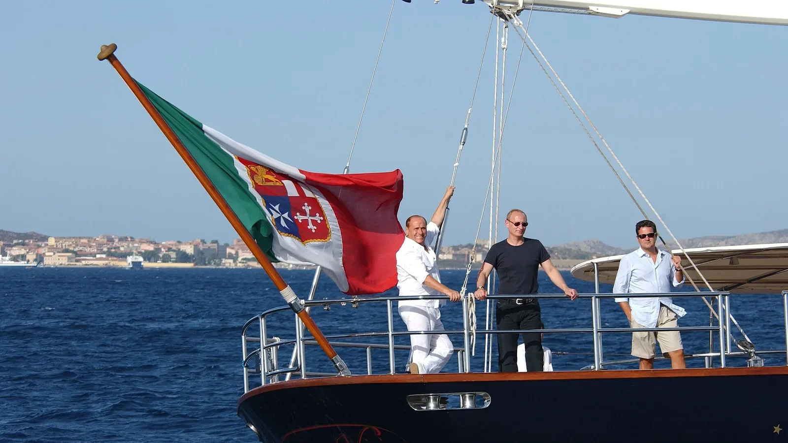 Un volcán falso con búnker, siete piscinas y una gruta de Neptuno: así es Villa Certosa, la casa de Berlusconi que los Al Thani han comprado por 350 millones