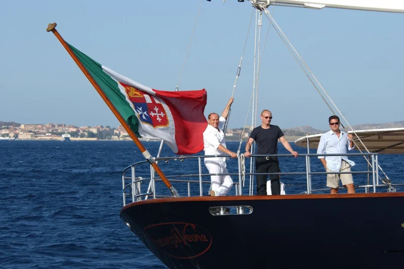 Un volcán falso con búnker, siete piscinas y una gruta de Neptuno: así es Villa Certosa, la casa de Berlusconi que los Al Thani han comprado por 350 millones
