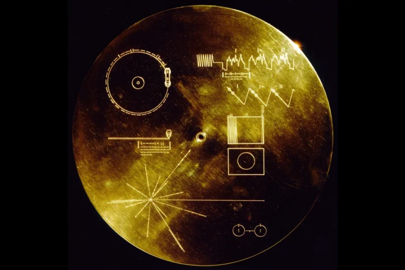 ¿Hasta dónde puede llegar algo fabricado por nosotros? El 18 de noviembre, la Voyager 1 estará a un día-luz de la Tierra, con un disco de oro que habla 55 idiomas