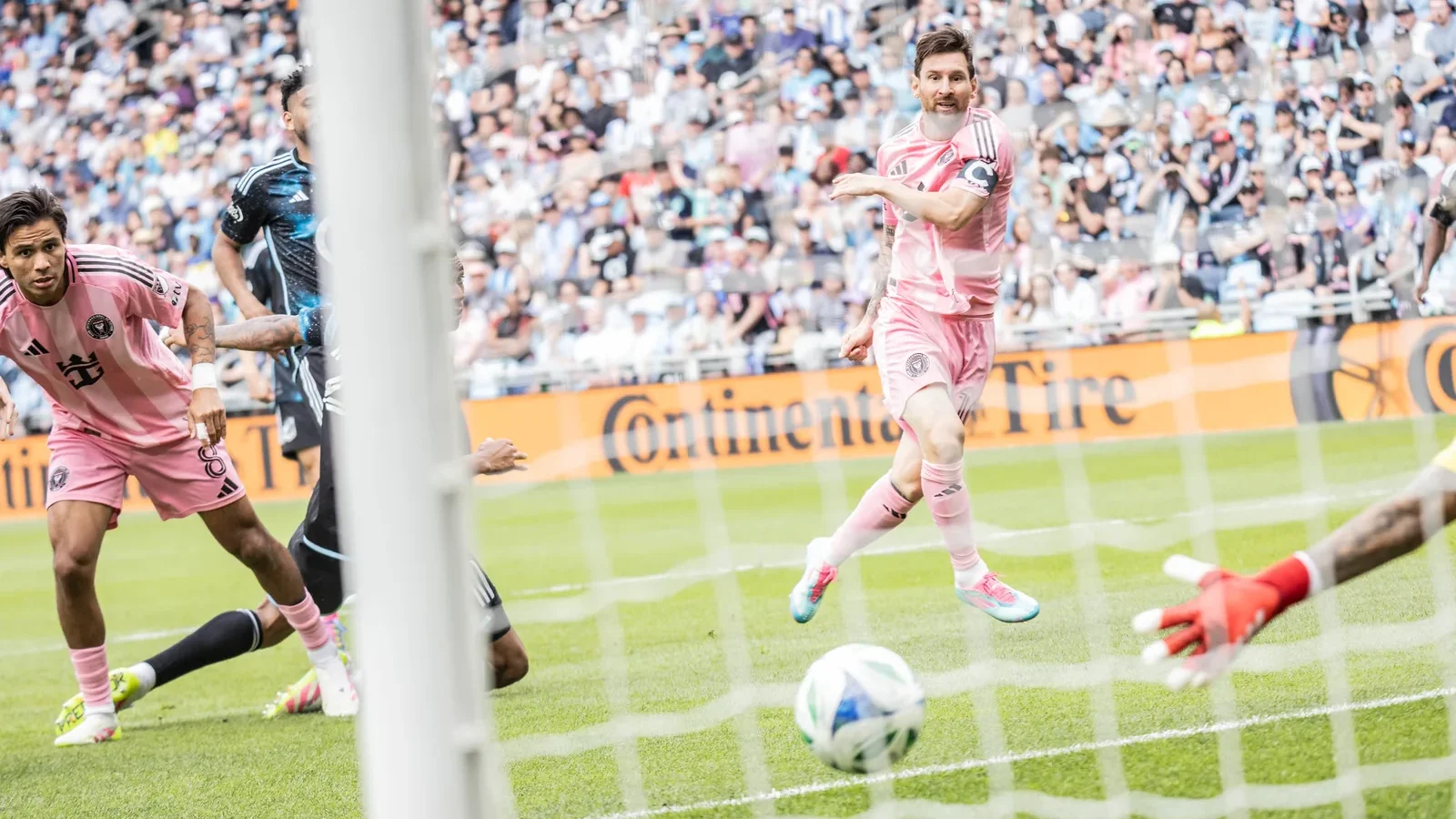 Lionel Messi dispara a puerta con la camiseta rosa del Inter Miami