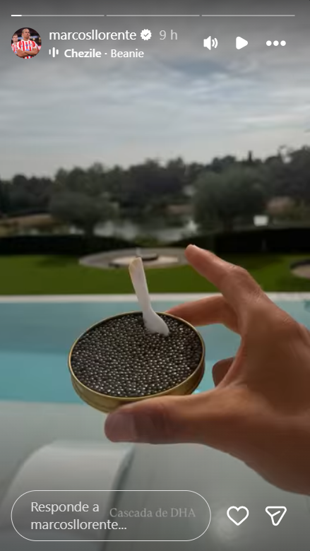 Historia de Instagram de Marcos Llorente con una lata de caviar junto a la piscina