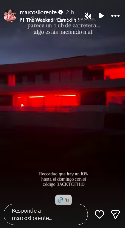 Exterior de la casa de Marcos Llorente iluminado con luz roja de noche