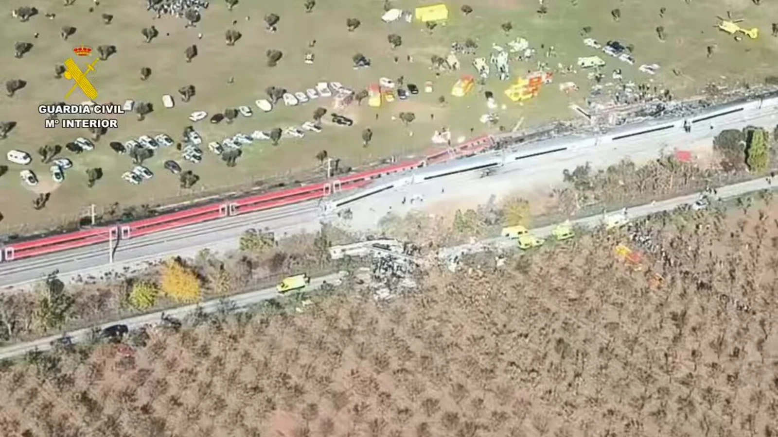 Vista aérea de los trenes AVE e Iryo siniestrados entre Los Yébenes y Urda, con los equipos de emergencia junto a la vía