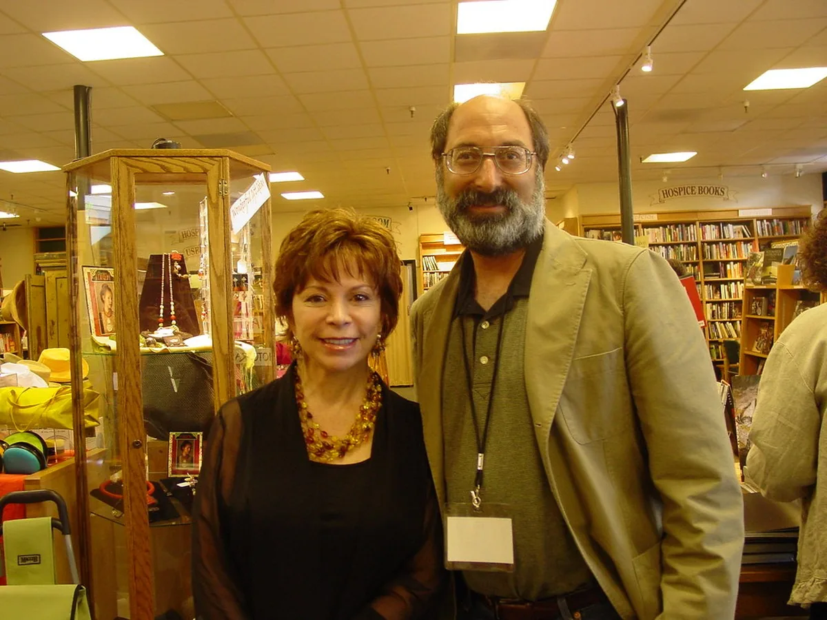 La escritora Isabel Allende en una librería