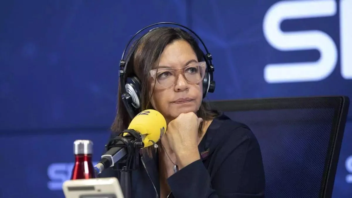Àngels Barceló con auriculares ante un micrófono en el estudio de la Cadena SER