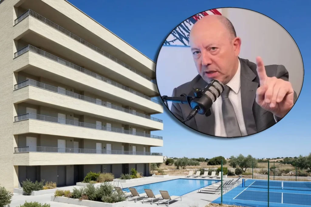 Montaje: edificio de viviendas con piscina y pista de pickleball y, en un círculo, el economista Gonzalo Bernardos