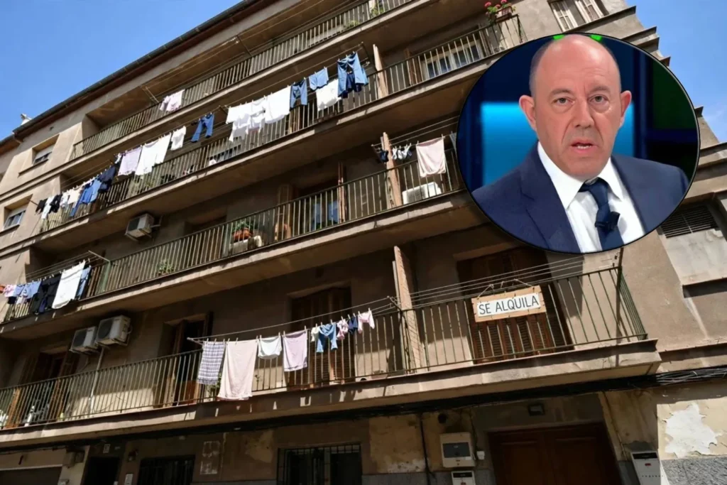 Gonzalo Bernardos, en un círculo, sobre la fachada de un bloque de pisos con ropa tendida y un cartel de Se alquila