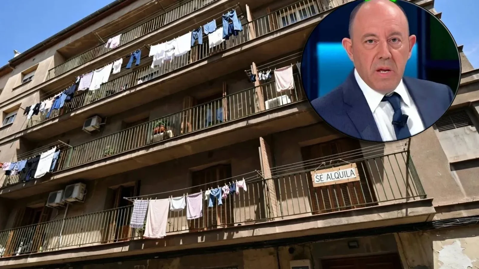 Gonzalo Bernardos, en un círculo, sobre la fachada de un bloque de pisos con ropa tendida y un cartel de Se alquila