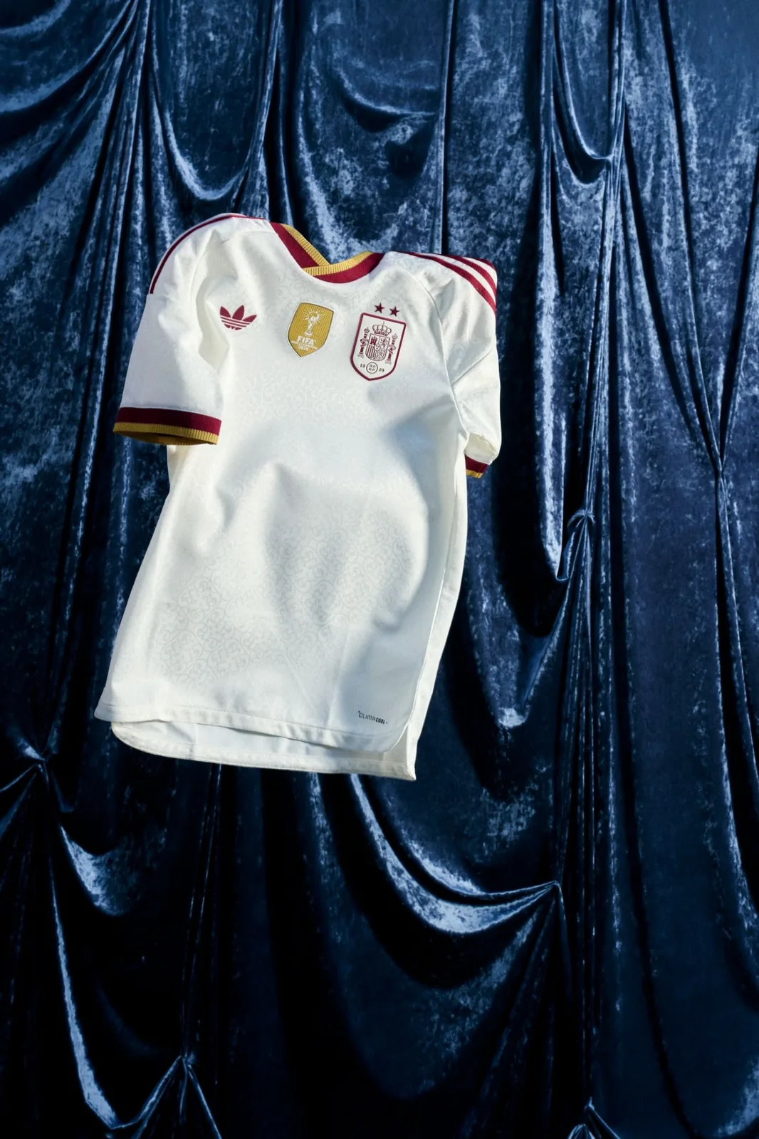 Camiseta de visitante de España con dos estrellas