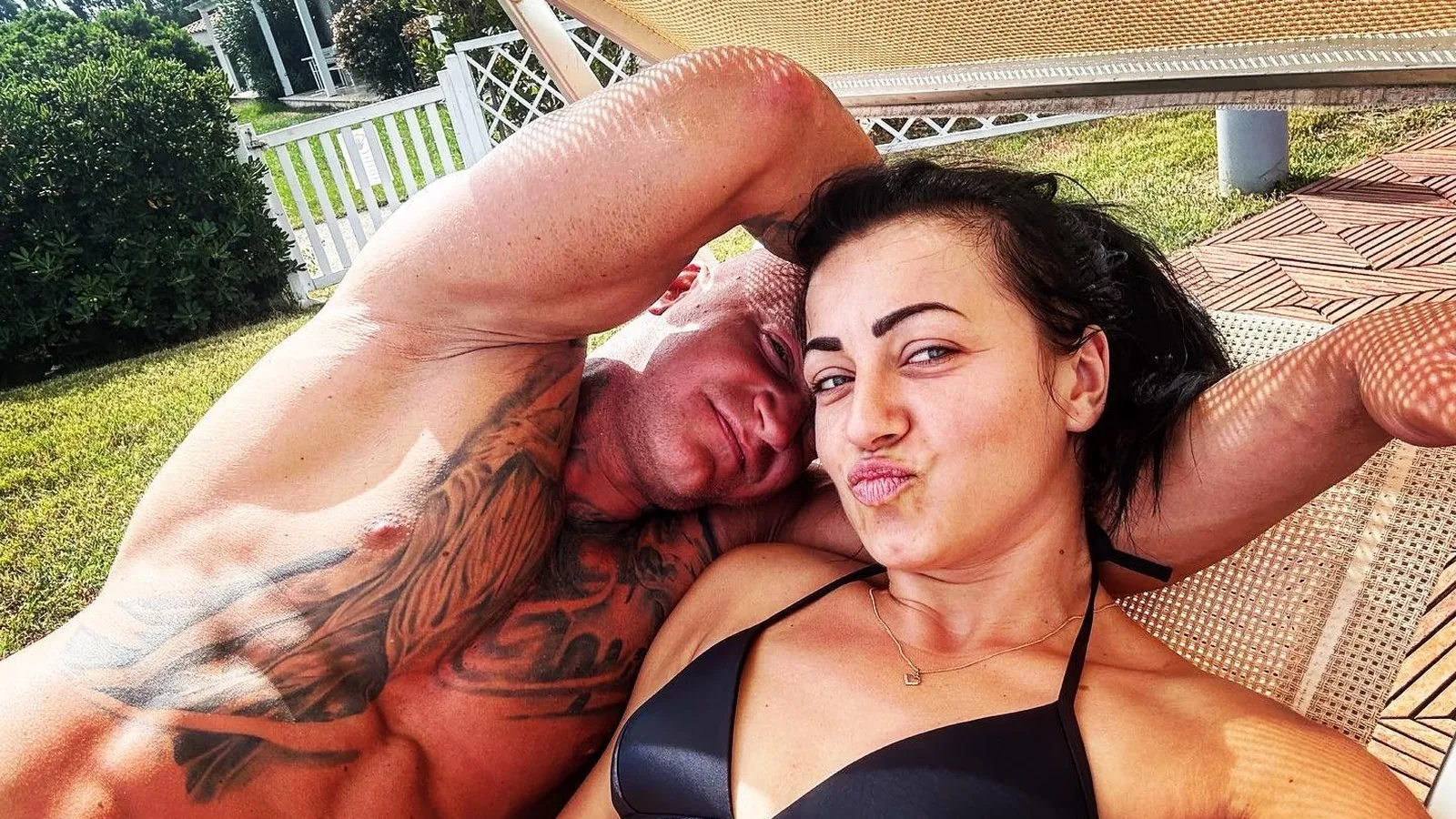 Mateusz Chmura y su mujer, Patrycja, en una tumbona al sol