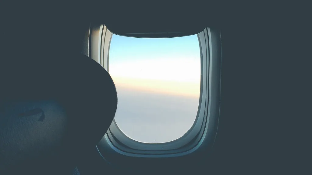 Ventanilla de avión con las esquinas redondeadas