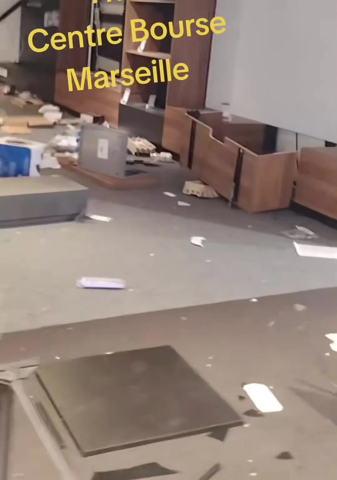 Interior de la FNAC de Marsella tras el saqueo