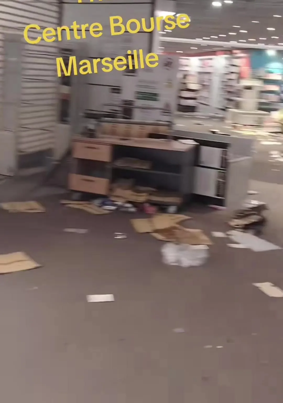 Zona de la FNAC con cajas por el suelo