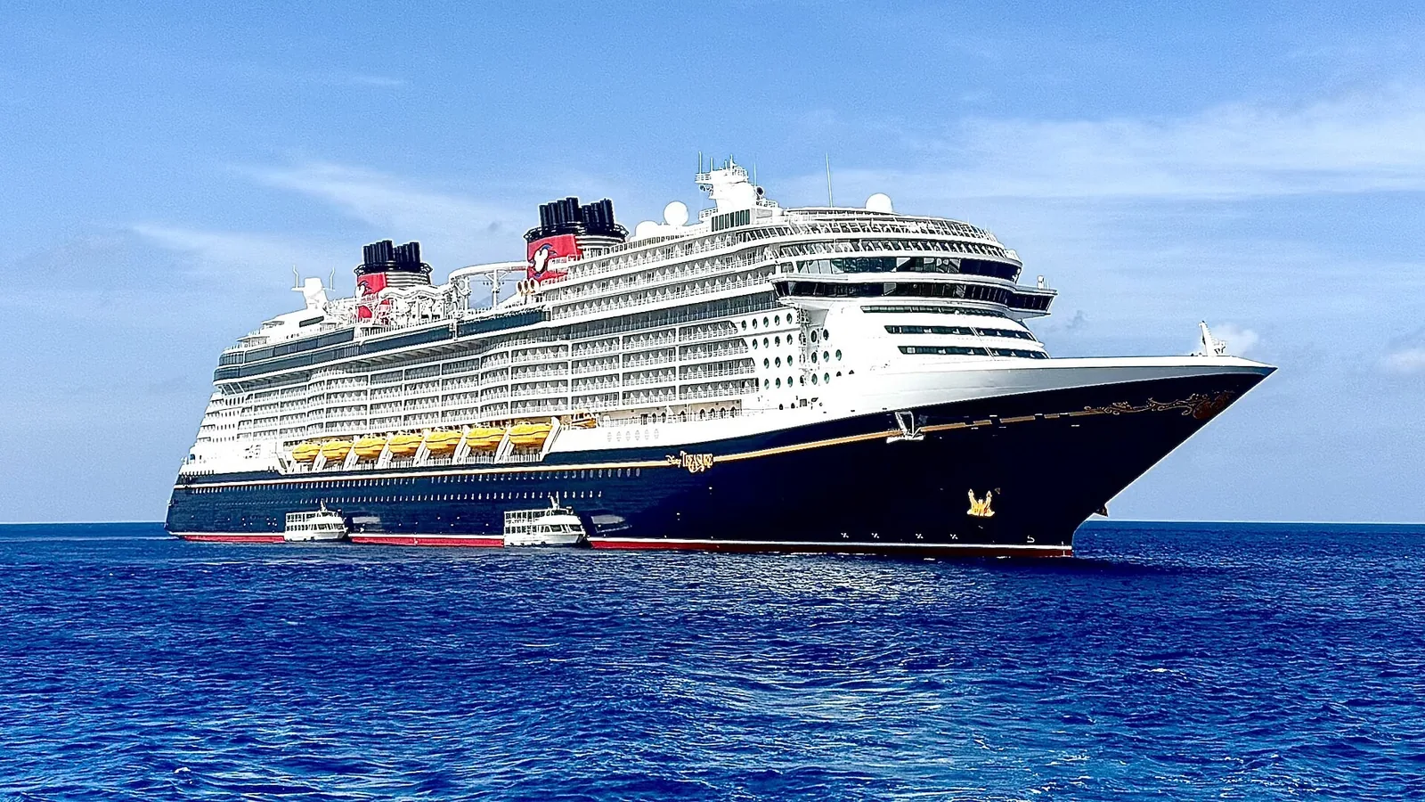 El crucero Disney Treasure navegando