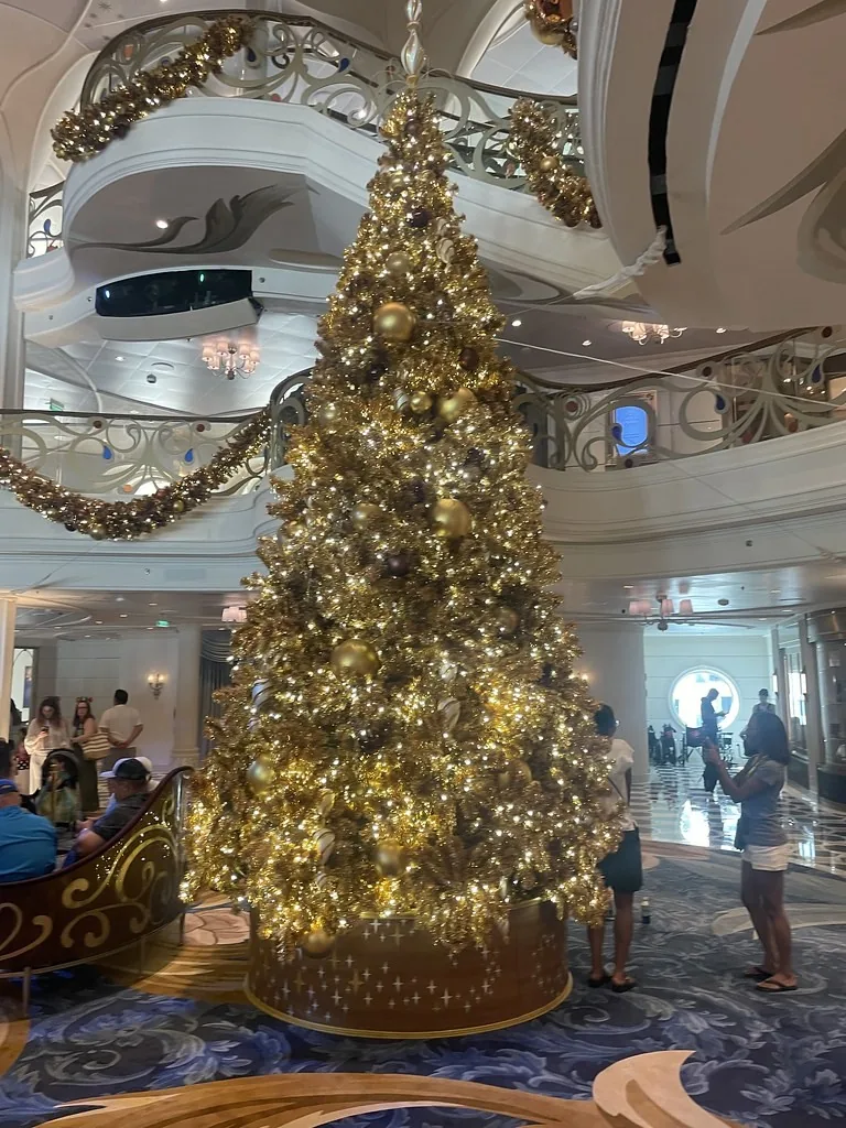 Gran vestíbulo del crucero Disney Wish decorado por Navidad