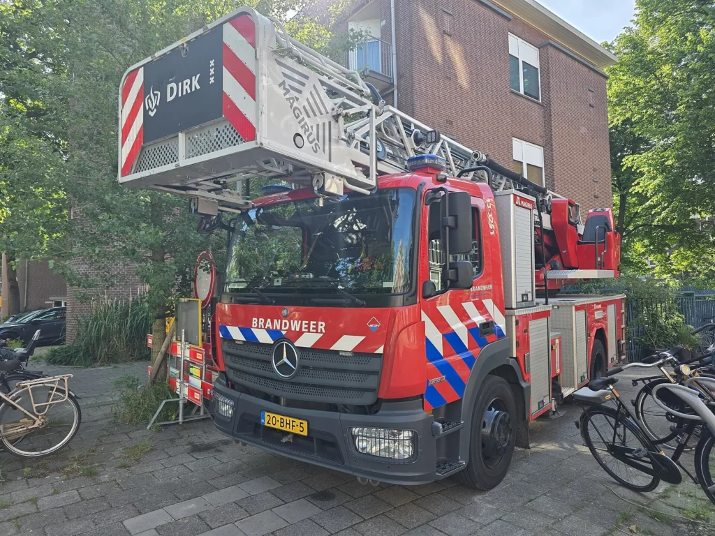 Ayuso potencia a los bomberos de Madrid con escaleras del tamaño de un edificio de 10 plantas