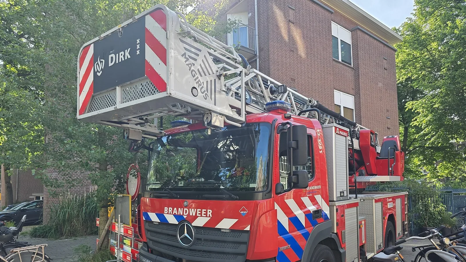 Ayuso potencia a los bomberos de Madrid con escaleras del tamaño de un edificio de 10 plantas