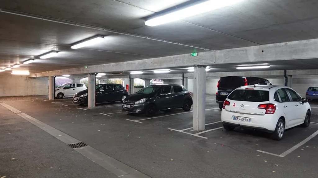 Garaje subterráneo con coches aparcados en sus plazas