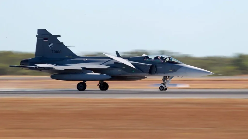 Caza Gripen de la Fuerza Aérea de Tailandia despegando