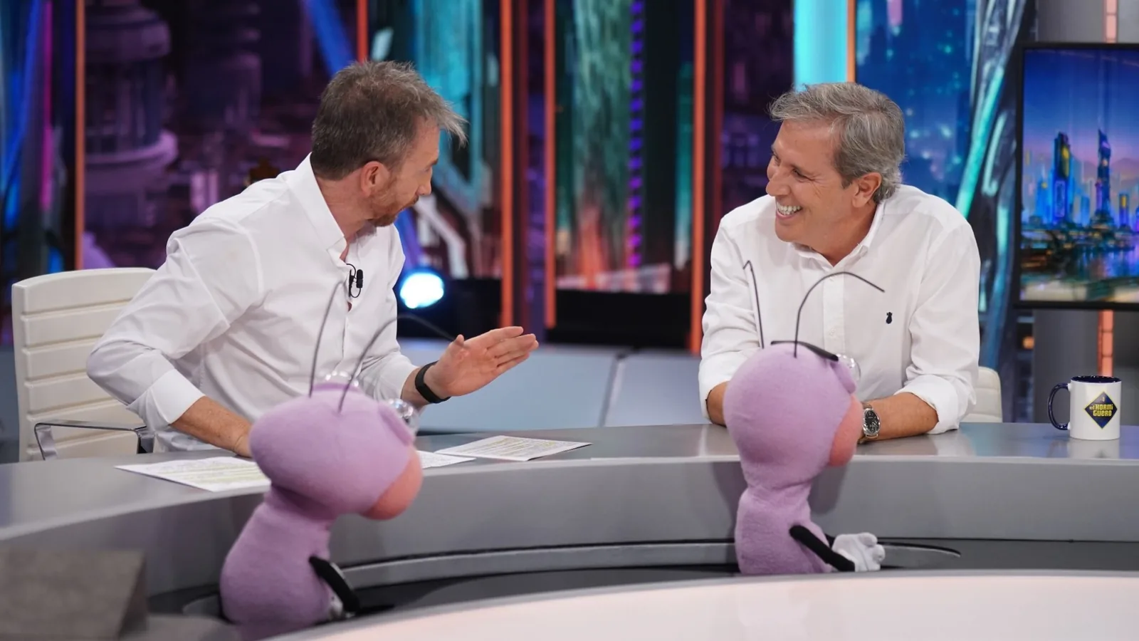 Pablo Motos y Paco González conversan en la mesa de El Hormiguero, con las hormigas Trancas y Barrancas en primer plano