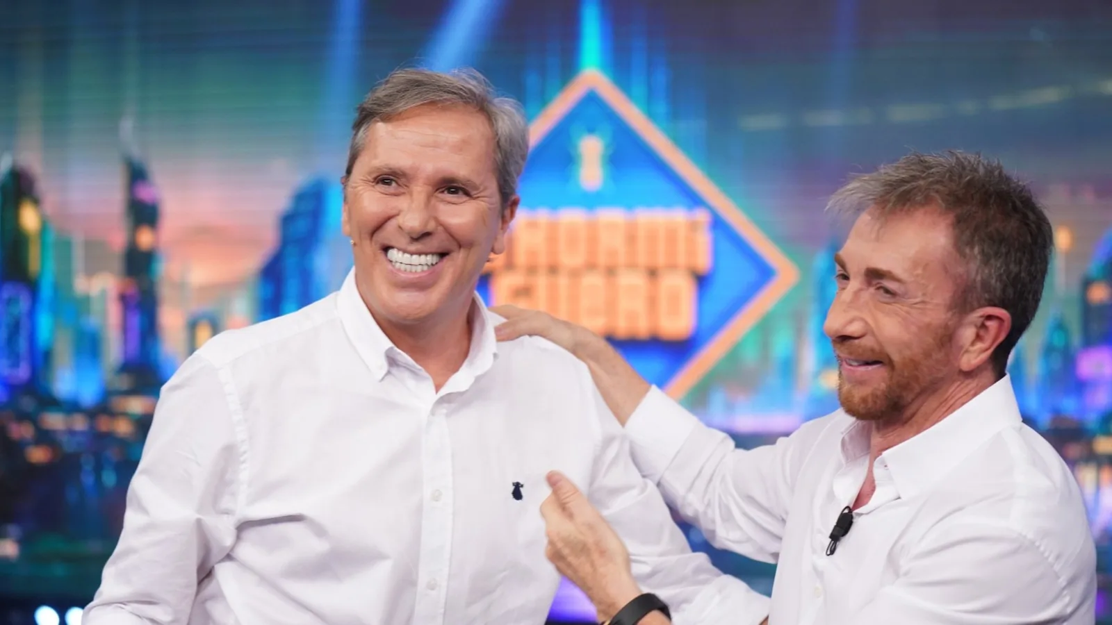 Paco González sonríe en el plató de El Hormiguero mientras Pablo Motos le pone la mano en el hombro
