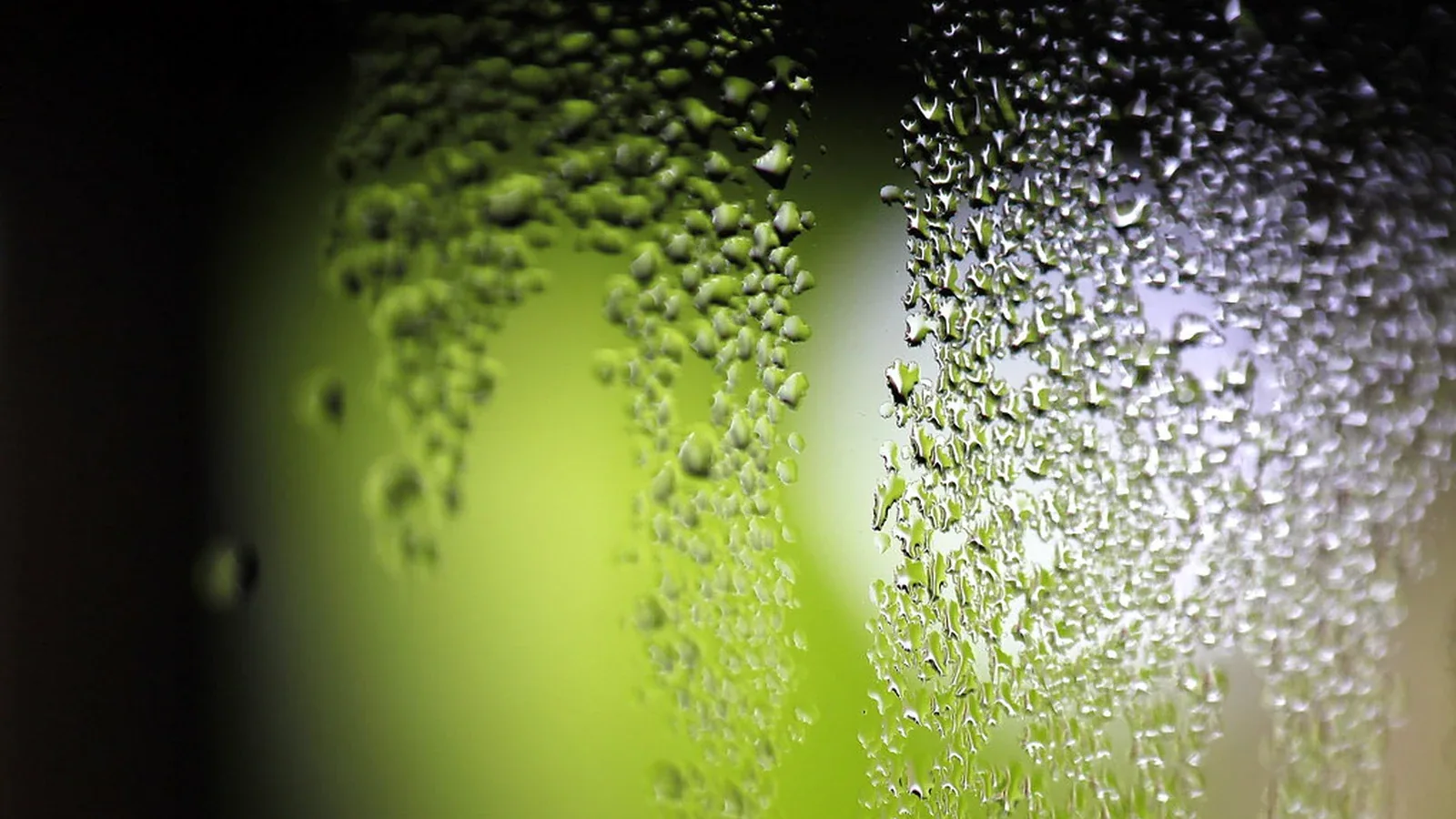 Gotas de condensación en el cristal de una ventana