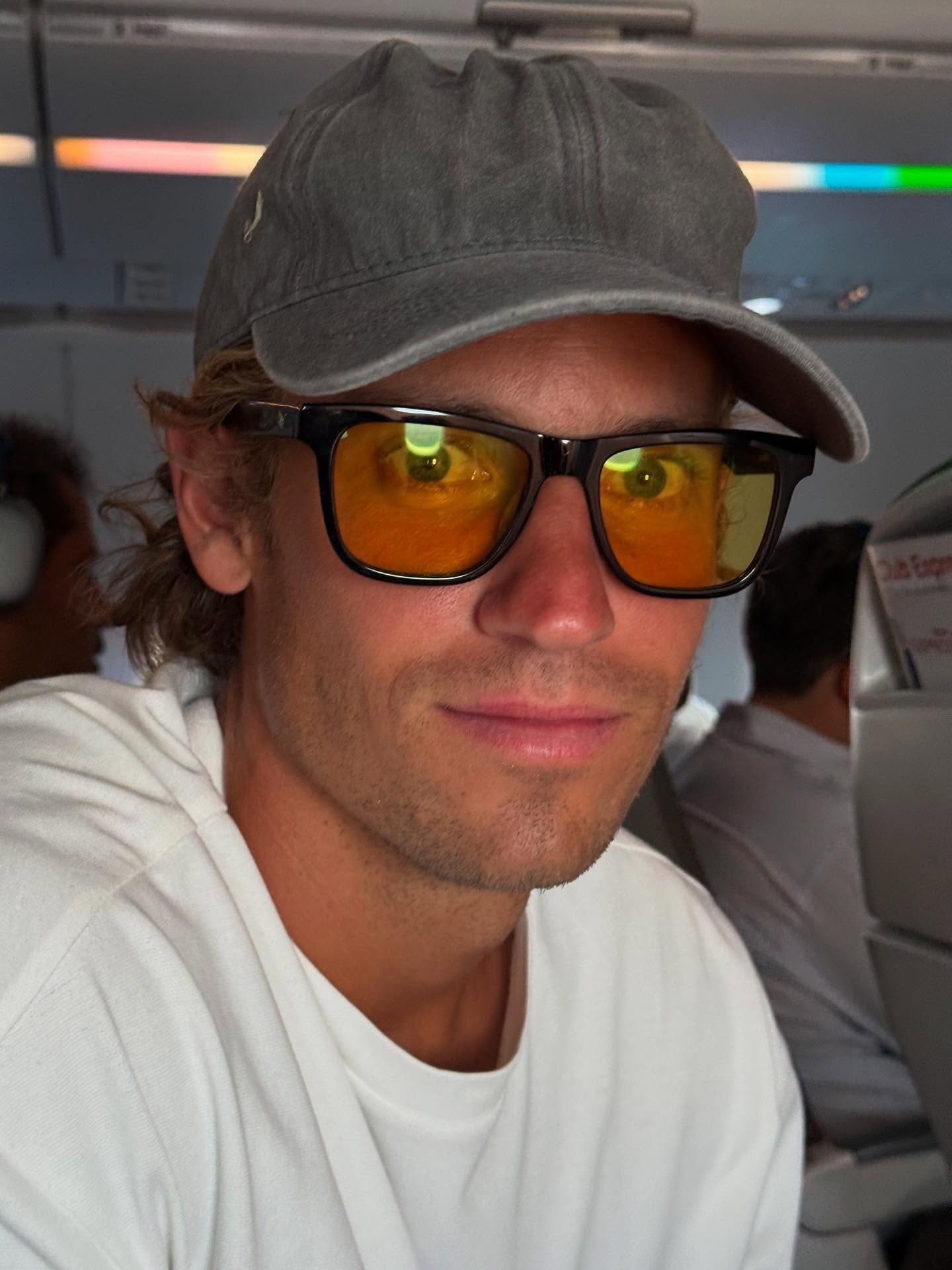 Marcos Llorente con gafas de filtro ámbar en un avión