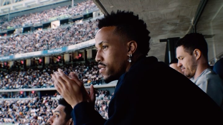 Éder Militao en la grada