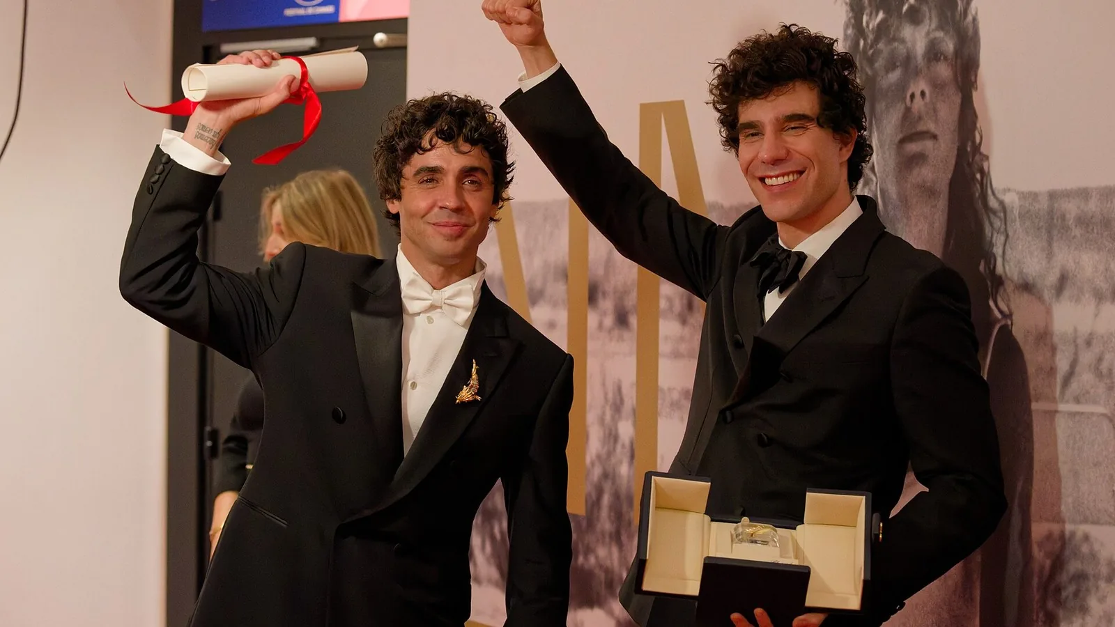 Javier Ambrossi y Javier Calvo levantan el puño con el premio a mejor dirección en Cannes