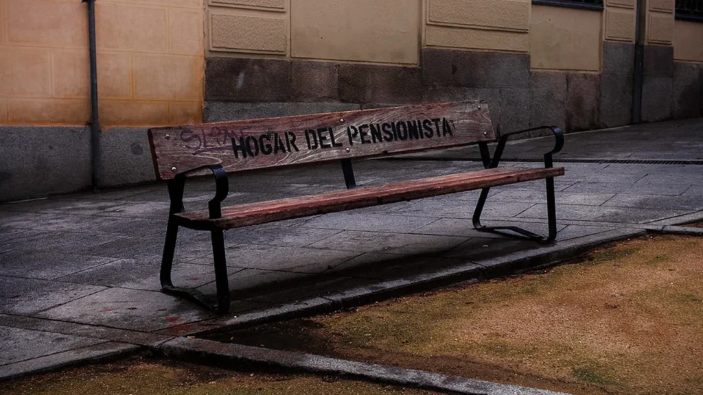Banco con el rótulo Hogar del pensionista
