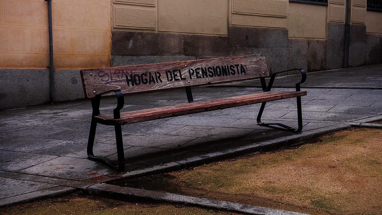Banco con el rótulo Hogar del pensionista